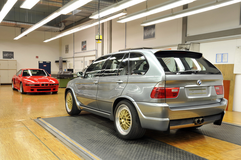 The X5 LM, here pictured next to the M8 prototype, that used a different variant of the S70 engine family, the S70/1, which used experimental multi-valve cylinder heads. Murray didn’t want this engine as it was too long and heavy for what he wanted. (image credit)